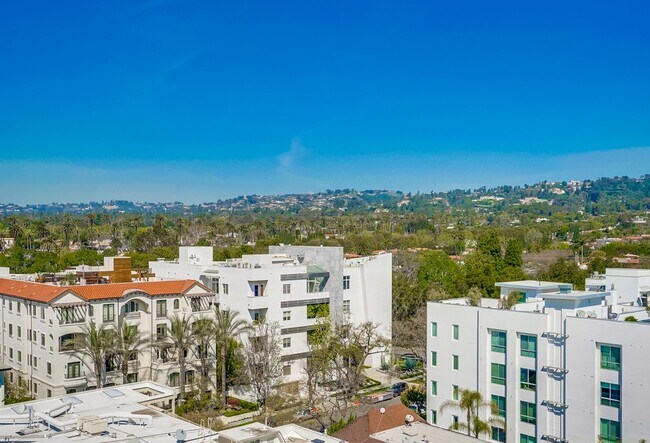 Building Photo - 435 N Oakhurst Dr