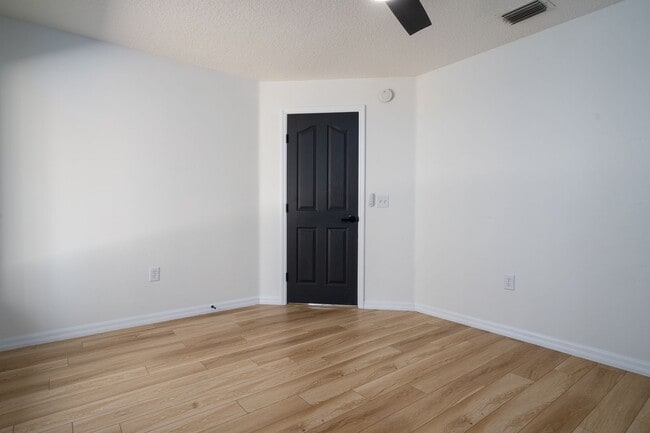 Building Photo - Wonderful & Private