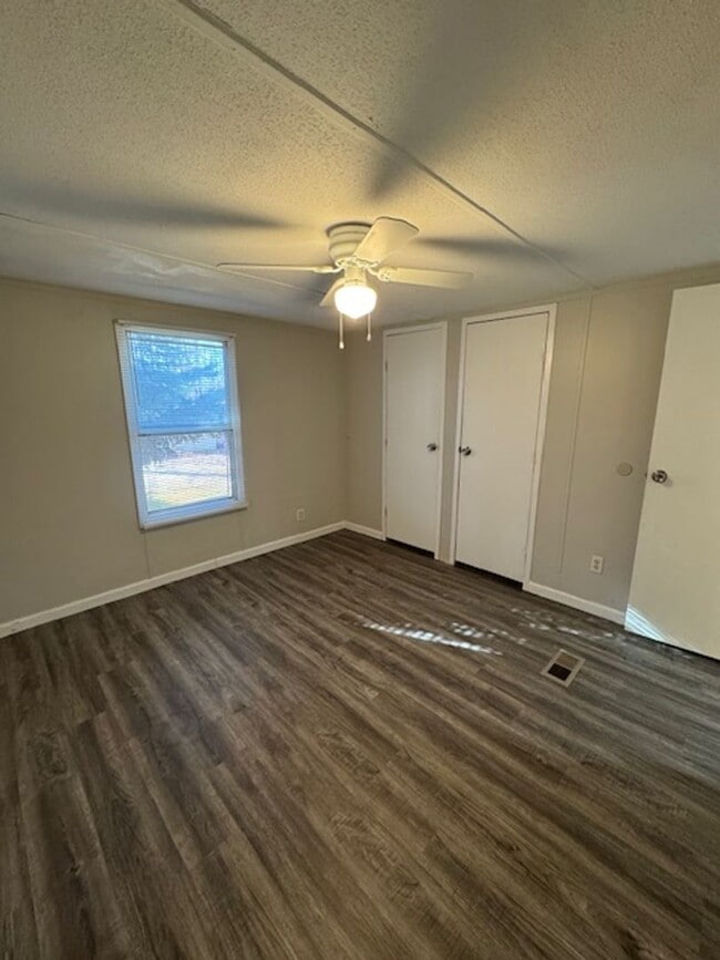 Building Photo - 2 bedrooms, 1 full bath located on a quiet lot. 1 story living with a great open floor plan. Very...