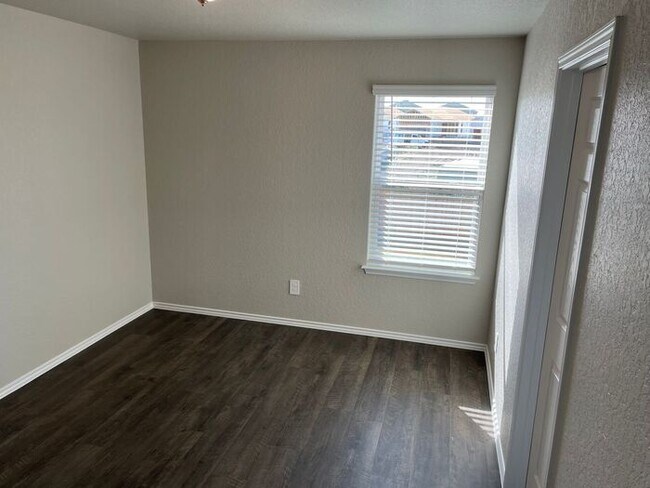 Building Photo - Available Now! Tour or Apply Today for This Charming 3 Bedroom, 2.5 Bath Home in Scott’s Hollow!