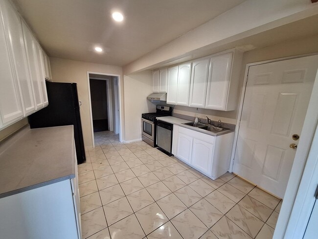 Building Photo - 954 Surrey Dr