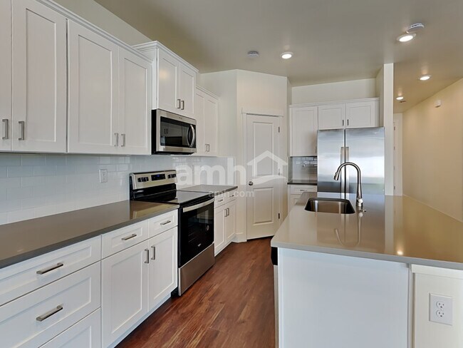 Building Photo - 724 S Retort Ave