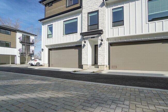 Building Photo - 4626 N Iota Ln