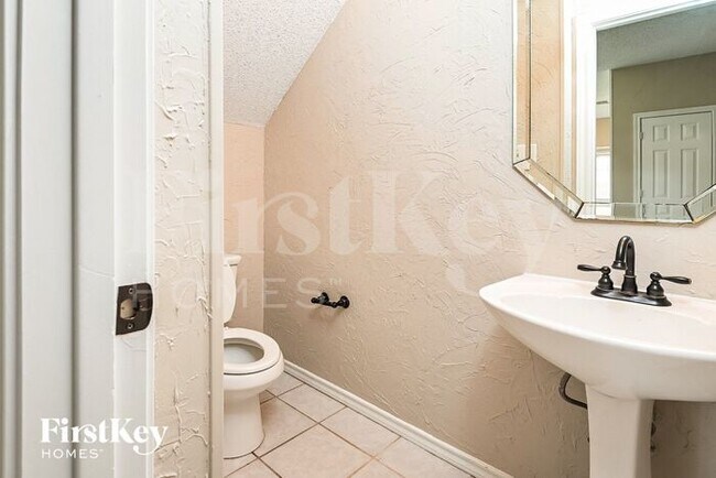 Building Photo - 2210 Meadowstone Dr
