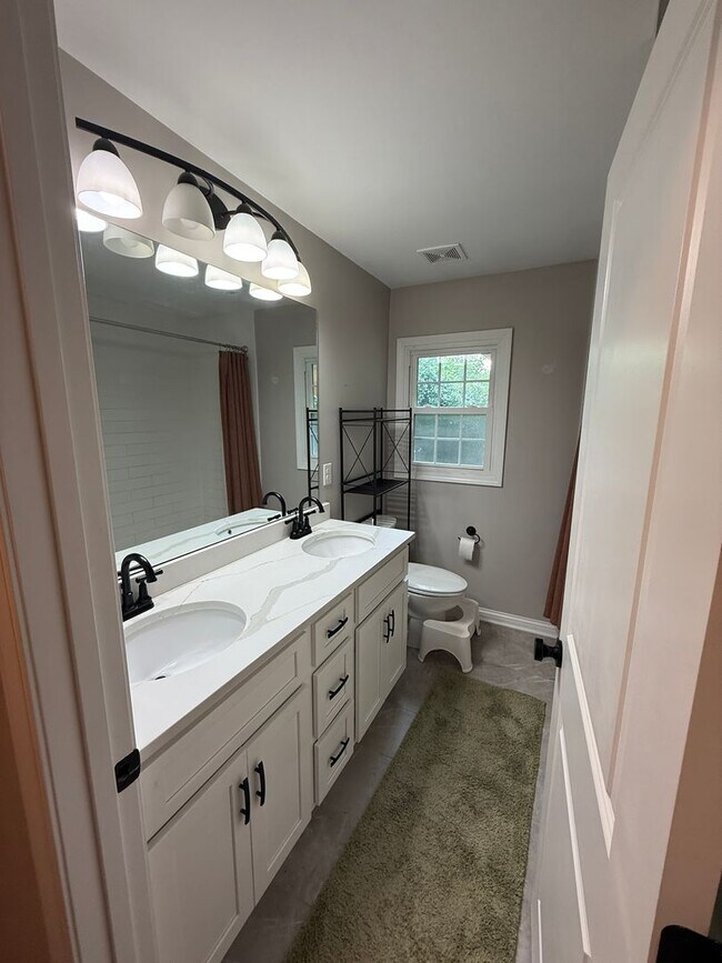 Building Photo - REMODELED 4-BEDROOM HOME W/FENCED YARD