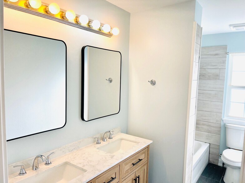 Building Photo - 21226 W Chastworth Ln