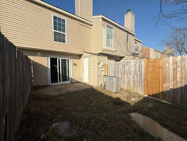 Building Photo - Spacious 2 story townhouse with fenced yard!