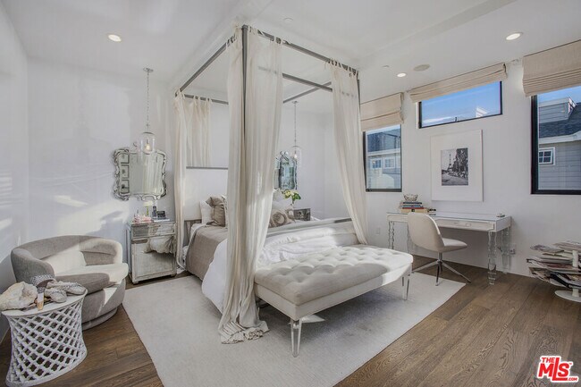 Building Photo - 2105 E Balboa Blvd