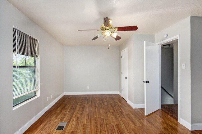 Building Photo - Great 2 Bdrm 1.5 Bath Duplex - Keller, TX