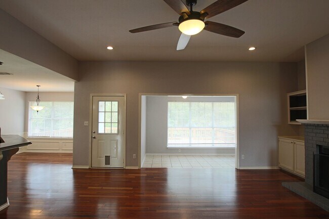 Building Photo - COMING SOON! Stunning 3 Bed 2 Bath Home in Lindale ISD!