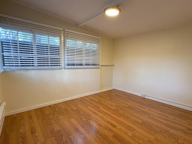 Building Photo - Charming 1BR Cottage with Private Patio