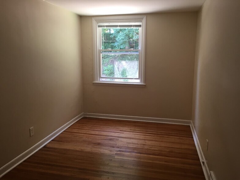 Bedroom w/1 window - 7006 Boyer St