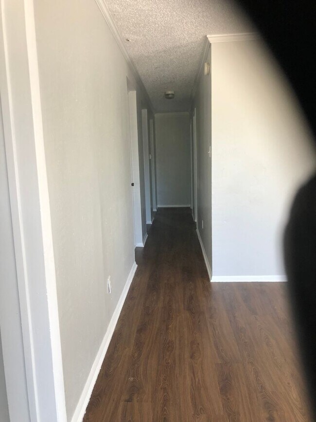 Building Photo - Large Duplex in a quiet cul-d-sac close to...