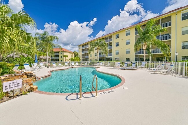 Building Photo - **Annual Lease -  Naples 2/2Furnished Cond...