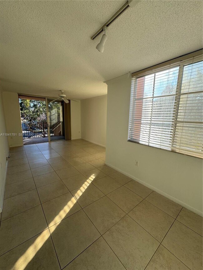 Building Photo - 4840 N State Rd 7