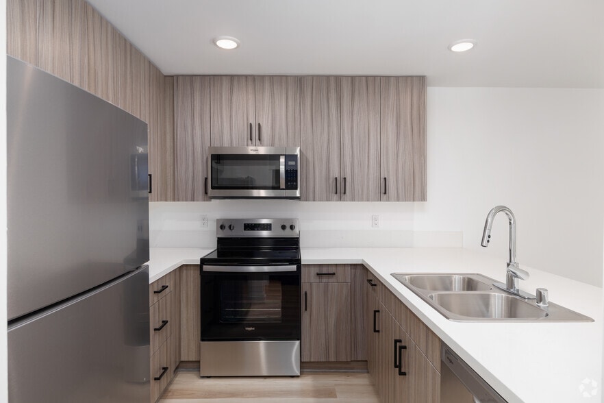 Primary Photo - Modernaire Apartments