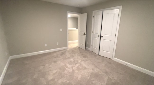 Building Photo - Room in House on Hanover Ct