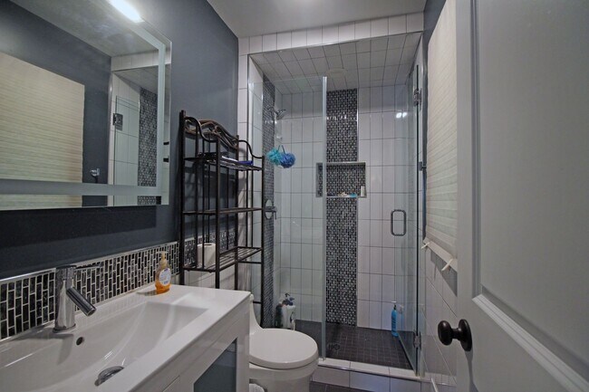 Building Photo - Beautifully updated 'Tonka rental available! 3 beds 2 baths in Royal Hills!
