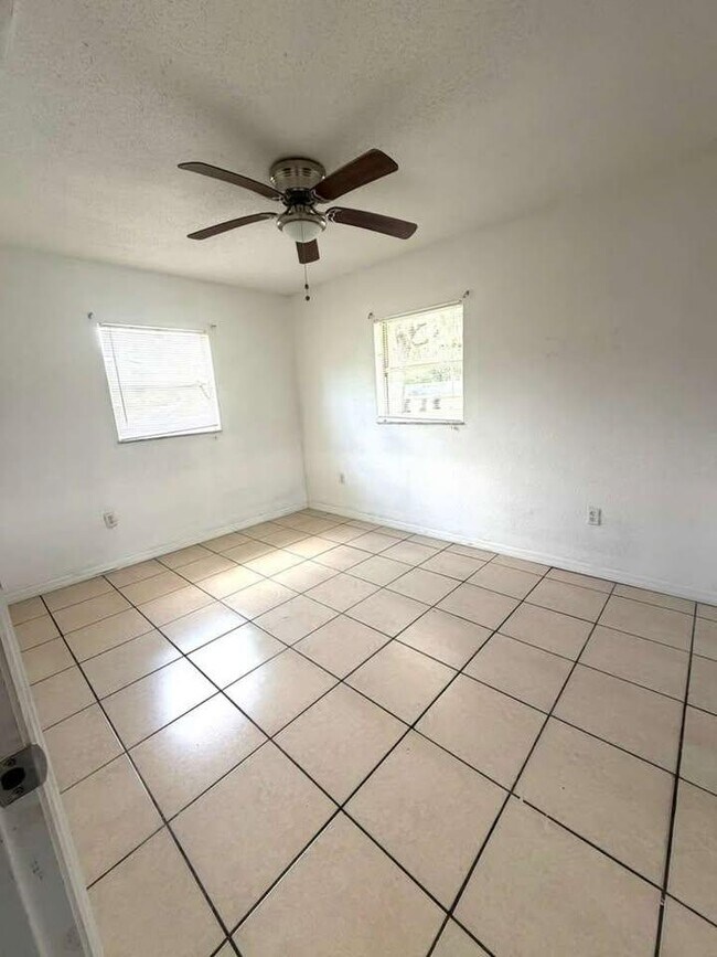 Building Photo - 421 NE 26th Ct