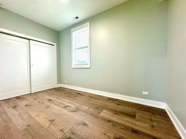 Building Photo - 1709 N Maplewood Ave