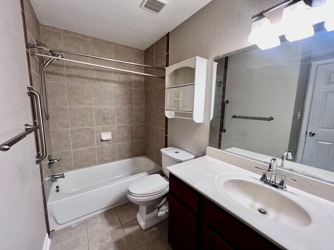 Building Photo - Gorgeous fully renovated 4 bedroom home in...