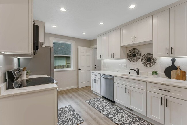 Building Photo - Darling 4 Bed, 2 Bath Home in Spokane!