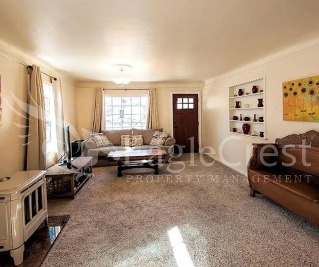 Building Photo - Charming Two Bedroom House with Bonus Room & Large Fenced Yard