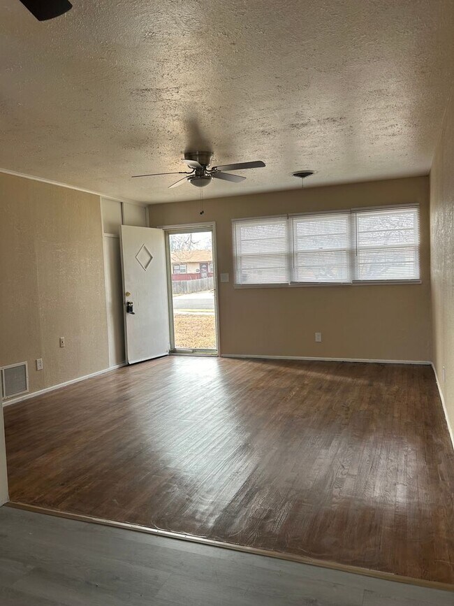 Building Photo - Super cute, Southlawn cutie!
