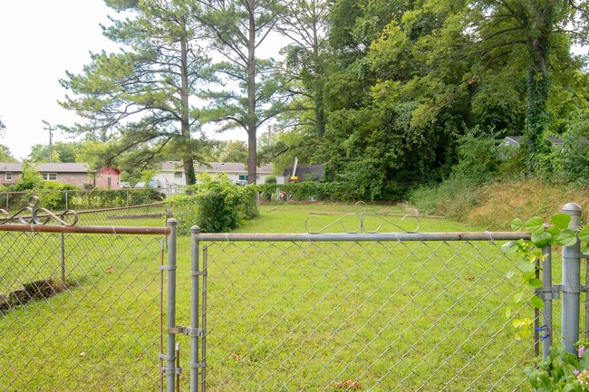 Building Photo - MOVE IN READY W/ FENCED IN BACK YARD!