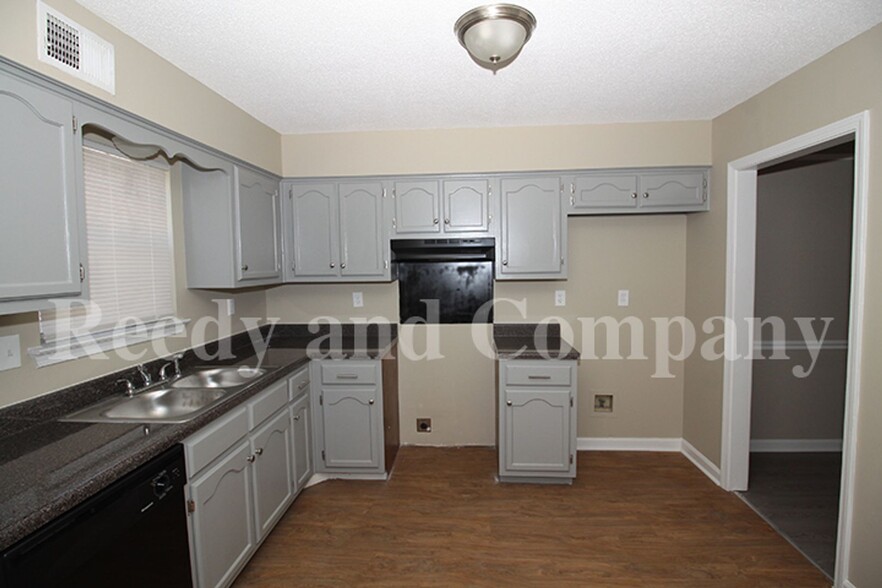 Building Photo - 5875 Jardin Pl