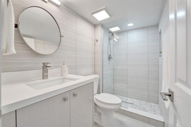 Building Photo - 3200 Port Royale Dr N