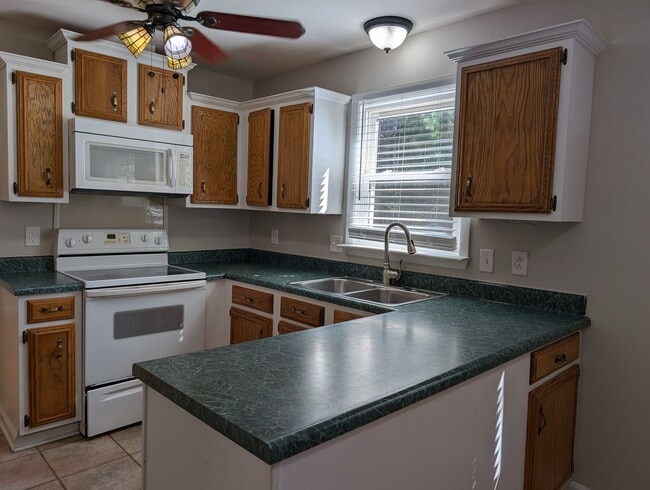Building Photo - Cozy 2 story, 5 bedroom, 3.5 bathroom hous...