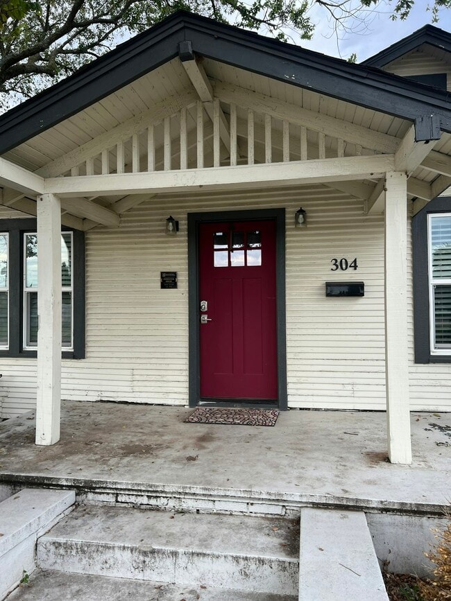 Building Photo - 304 E 2nd St