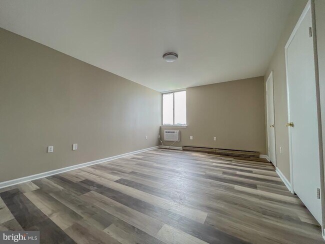 Building Photo - 3245 Rio Dr