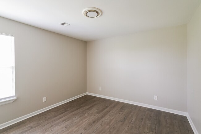 Building Photo - 2041 Windmeade Dr