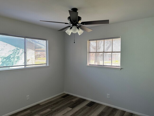 Building Photo - 115 Meadow Trail Dr