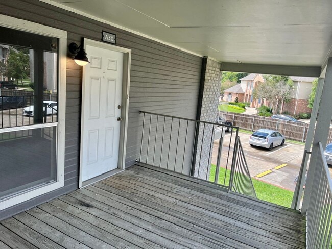 Building Photo - Spacious 2 BR with great location near LSU and downtown Baton Rouge