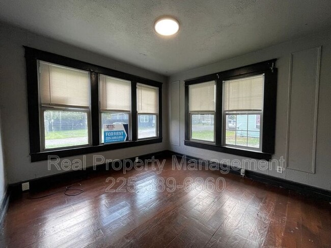 Building Photo - 3315 Weller Ave