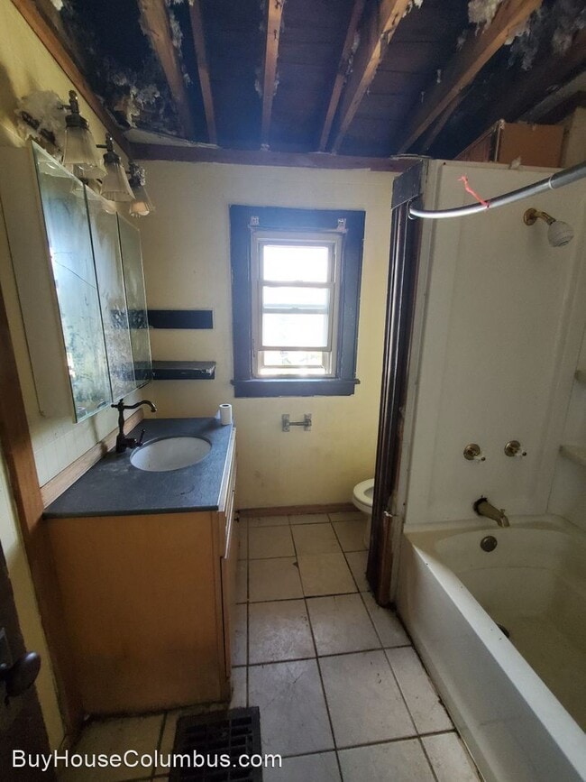 Building Photo - 3 br, 1 bath House - 614 S Warren Ave