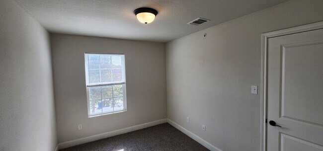 Building Photo - Townhome for rent