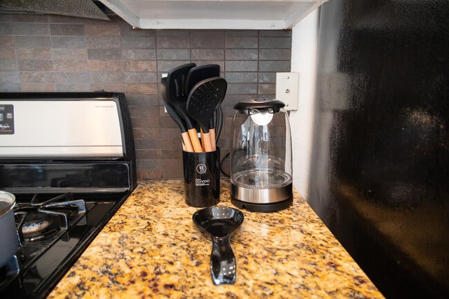 Cooking utensils, electric kettle - 3412 St Emanuel St