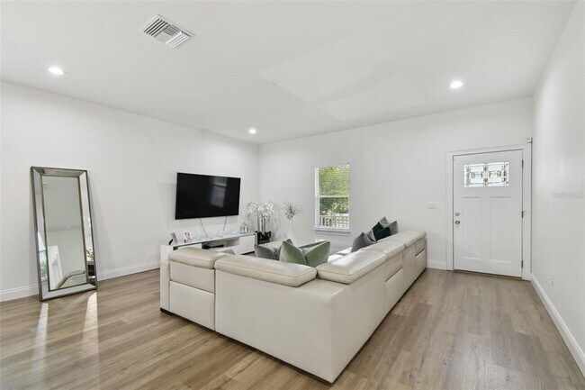 Building Photo - 524 S Grosse Ave