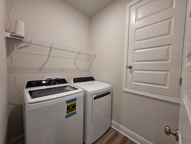 Building Photo - Brand new 5BR/3BA with Amenities Galore