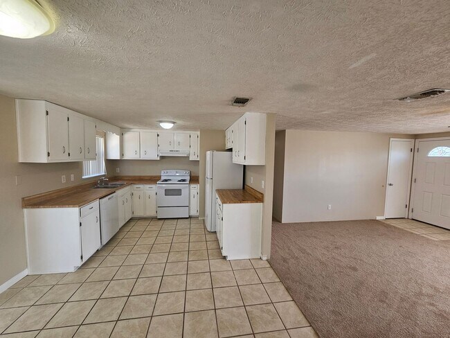 Building Photo - Cozy 3Bed/2Ba Brick Home Convenient to Shopping, Dining & Tyndall AFB! *1/2 OFF 1st Month's Rent!*