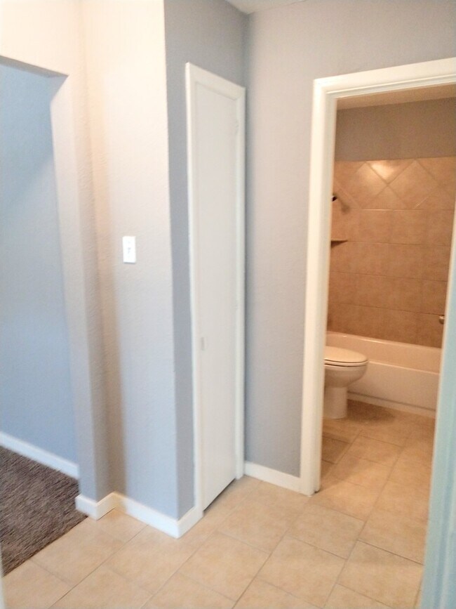 Building Photo - 3 bedroom 1 bath house in central Denton.