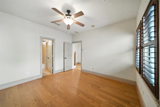 Building Photo - 2318 Camden Dr