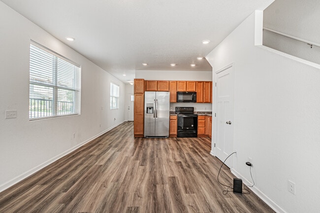 Building Photo - 1047 Oak Cir