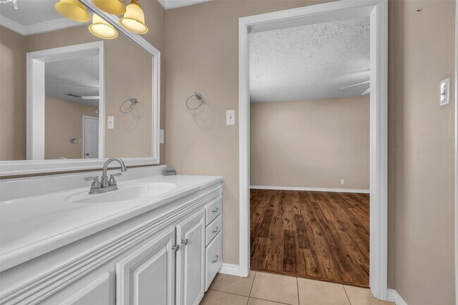 Building Photo - 23826 Farm Hill Dr