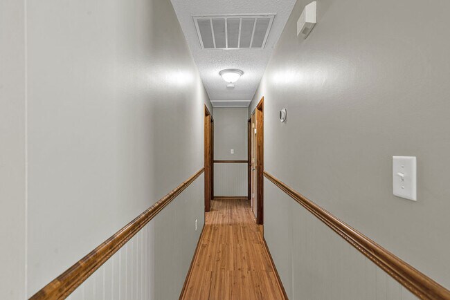 Building Photo - 304 Gaston Ct