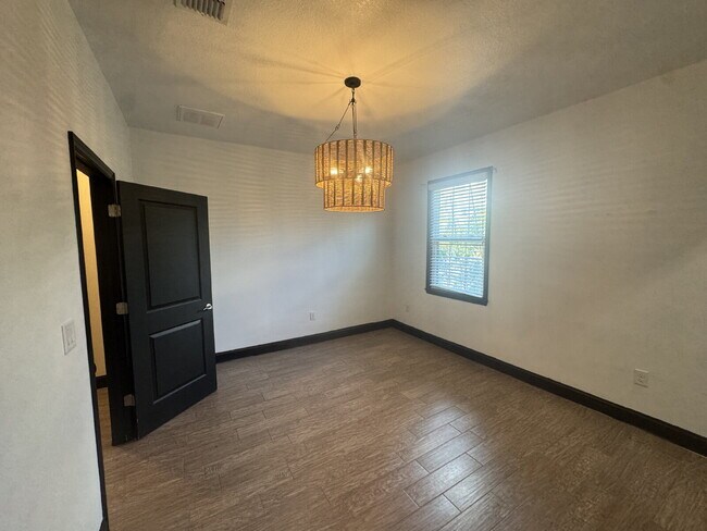 Building Photo - 331 N Trask St